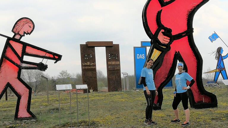 Eileen Linser (rechts) und Laufkollegin Carolin Paul aus Wollbach nehmen sich Zeit für ein Foto im Skulpturenpark. Eileen Linser (rechts) und Laufkollegin Carolin Paul aus Wollbach nehmen sich Zeit für ein Foto im Skulpturenpark.
