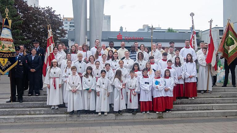 Gruppenbild mit dem neuen Joseba-Pfarrer Stefan Michelberger, weiteren Seelsorgern, Ministranten und Fahnenabordnungen der Vereine. Gruppenbild mit dem neuen Joseba-Pfarrer Stefan Michelberger, weiteren Seelsorgern, Ministranten und Fahnenabordnungen der Vereine.
