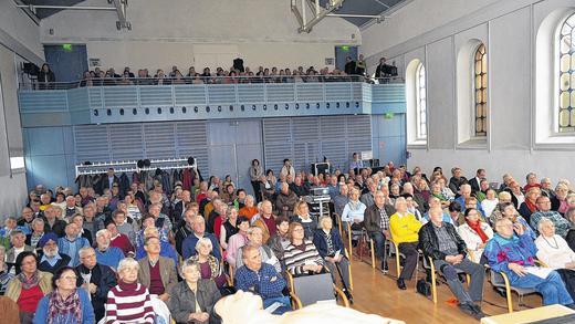 Volles Haus beim Arzt-Patienten Seminar - (rw) Das Interesse an Themen rund um die Gesundheit ist vor ungebrochen. Das zeigte sich wieder am Samstag in der Alten Synagoge in Kitzingen beim inzwischen 26. Arzt-Patienten-Seminar der Klinik Kitzinger Land. Die Sitzplätze im großen Saal und auf der Empore der Synagoge waren alle besetzt. Thema des Seminares war Herzrhythmusstörungen, deren Symptome, die neuesten medizinischen Therapiemöglichkeiten, den Einsatz von Herzschrittmachern und Defibrillatoren. Außerdem wurde gezeigt, wie man lebensrettende Sofortmaßnahmen durchführen kann. Referenten der dreistündigen Veranstaltung waren, Dr. Wolfgang Karmann (Chefarzt der Abteilung für Kardiologe an der Klinik Kitzinger Land), Stefanie Held (Oberärztin der Abteilung für Kardiologie in Kitzingen), Dr. Christian Sommer (Oberarzt der Abteilung für Anästhesie und Intensivmedizin in Kitzingen) sowie Prof. Thomas Deneke (Chefarzt der Klinik für Kardiologie an der Herz- und Gefäß-Klinik Bad Neustadt). Volles Haus beim Arzt-Patienten Seminar - (rw) Das Interesse an Themen rund um die Gesundheit ist vor ungebrochen. Das zeigte sich wieder am Samstag in der Alten Synagoge in Kitzingen beim inzwischen 26. Arzt-Patienten-Seminar der Klinik Kitzinger Land. Die Sitzplätze im großen Saal und auf der Empore der Synagoge waren alle besetzt. Thema des Seminares war Herzrhythmusstörungen, deren Symptome, die neuesten medizinischen Therapiemöglichkeiten, den Einsatz von Herzschrittmachern und Defibrillatoren. Außerdem wurde gezeigt, wie man lebensrettende Sofortmaßnahmen durchführen kann. Referenten der dreistündigen Veranstaltung waren, Dr. Wolfgang Karmann (Chefarzt der Abteilung für Kardiologe an der Klinik Kitzinger Land), Stefanie Held (Oberärztin der Abteilung für Kardiologie in Kitzingen), Dr. Christian Sommer (Oberarzt der Abteilung für Anästhesie und Intensivmedizin in Kitzingen) sowie Prof. Thomas Deneke (Chefarzt der Klinik für Kardiologie an der Herz- und Gefäß-Klinik Bad Neustadt).