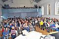 Volles Haus beim Arzt-Patienten Seminar       -  (rw)   Das Interesse an Themen rund um die Gesundheit ist vor ungebrochen. Das zeigte sich wieder am Samstag in der Alten Synagoge in Kitzingen beim inzwischen 26. Arzt-Patienten-Seminar der Klinik Kitzinger Land. Die Sitzplätze im großen Saal und auf der Empore der Synagoge waren alle besetzt. Thema des Seminares war Herzrhythmusstörungen, deren Symptome, die neuesten medizinischen Therapiemöglichkeiten, den Einsatz von Herzschrittmachern und Defibrillatoren. Außerdem wurde gezeigt, wie man lebensrettende Sofortmaßnahmen durchführen kann. Referenten der dreistündigen Veranstaltung waren, Dr. Wolfgang Karmann (Chefarzt der Abteilung für Kardiologe an der Klinik Kitzinger Land), Stefanie Held (Oberärztin der Abteilung für Kardiologie in Kitzingen), Dr. Christian Sommer (Oberarzt der Abteilung für Anästhesie und Intensivmedizin in Kitzingen) sowie Prof. Thomas Deneke (Chefarzt der Klinik für Kardiologie an der Herz- und Gefäß-Klinik Bad Neustadt).