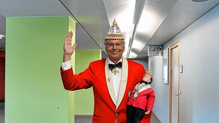 Winke, winke: Wolfgang Bosbach grüßt aus seinem Berliner Büro die Kitzinger Narren. Die Puppe in seinem Arm ist ein Geschenk seiner Bundestagskollegen. Winke, winke: Wolfgang Bosbach grüßt aus seinem Berliner Büro die Kitzinger Narren. Die Puppe in seinem Arm ist ein Geschenk seiner Bundestagskollegen.