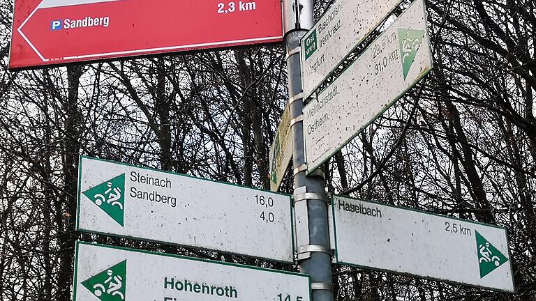 Auf den Schildern der Rad- und Moutainbikerouten wird durchaus auf die Gemeinde Sandberg verwiesen, doch Radwege im Gemeindegebiet fehlen überall. Auf den Schildern der Rad- und Moutainbikerouten wird durchaus auf die Gemeinde Sandberg verwiesen, doch Radwege im Gemeindegebiet fehlen überall.