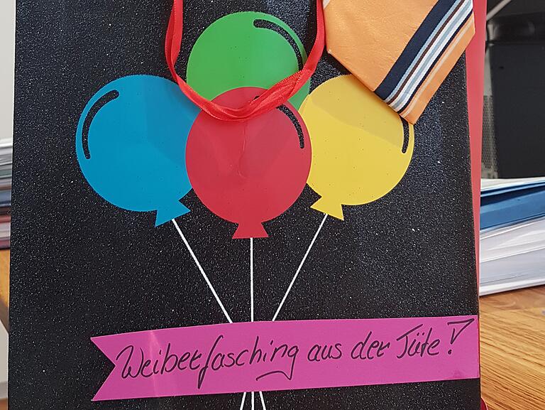 Weiberfasching aus der Tüte: Diese Tüte übergab Andrea Troll im Namen der neuen Alten Weiber an Iphofens Bürgermeister Dieter Lenzer. Weiberfasching aus der Tüte: Diese Tüte übergab Andrea Troll im Namen der neuen Alten Weiber an Iphofens Bürgermeister Dieter Lenzer.