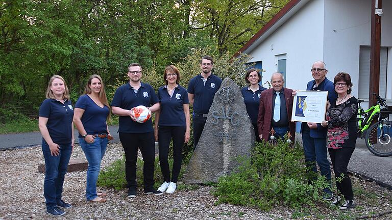 Mit der Überreichung der 'Goldenen Raute mit Ähre' wurde der Sportverein Greußenheim 1946 e.V. vom BFV ausgezeichnet (von links): Sabrina Sendelbach (Vorstand (VO) Tennis), Simone Mahler (VO Schriftführung/Öffentlichkeitsarbeit), Markus Dambach (VO Fußball), Christa Öchsner (VO Breitensport), Jo Richartz (VO Organisation/Repräsentation), Dr. Tanja Hartmann (VO Finanzen/Verwaltung), Ludwig Bauer (DFB-Kreisehrenamtsbeauftragter), Fritz Hartmann (Vereinsehrenamtsbeauftragter) und Bürgermeisterin Karin Kuhn. Mit der Überreichung der 'Goldenen Raute mit Ähre' wurde der Sportverein Greußenheim 1946 e.V. vom BFV ausgezeichnet (von links): Sabrina Sendelbach (Vorstand (VO) Tennis), Simone Mahler (VO Schriftführung/Öffentlichkeitsarbeit), Markus Dambach (VO Fußball), Christa Öchsner (VO Breitensport), Jo Richartz (VO Organisation/Repräsentation), Dr. Tanja Hartmann (VO Finanzen/Verwaltung), Ludwig Bauer (DFB-Kreisehrenamtsbeauftragter), Fritz Hartmann (Vereinsehrenamtsbeauftragter) und Bürgermeisterin Karin Kuhn.