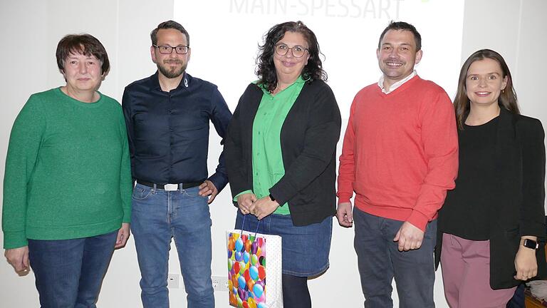Die neue Vorstandschaft des Kreisjugendrings Main-Spessart präsentiert sich mit (von links) Geschäftsführerin Theresia Schreck, André Fischer (Bezirksjugendring), der neugewählten Beisitzerin Brigitta Steigerwald, Kreisvorsitzendem Andreas Wenisch und der pädagogischen Mitarbeiterin Chrsitina Fischer. Die neue Vorstandschaft des Kreisjugendrings Main-Spessart präsentiert sich mit (von links) Geschäftsführerin Theresia Schreck, André Fischer (Bezirksjugendring), der neugewählten Beisitzerin Brigitta Steigerwald, Kreisvorsitzendem Andreas Wenisch und der pädagogischen Mitarbeiterin Chrsitina Fischer.