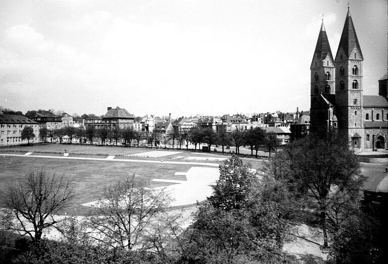 Der Sanderrasen während der Neugestaltung 1950. Heute Sportplatz, einst Hinrichtungsstätte für Männer und Frauen, die im Hochstift Würzburg der Hexerei bezichtigt und verurteilt wurden. Der Sanderrasen während der Neugestaltung 1950. Heute Sportplatz, einst Hinrichtungsstätte für Männer und Frauen, die im Hochstift Würzburg der Hexerei bezichtigt und verurteilt wurden. 