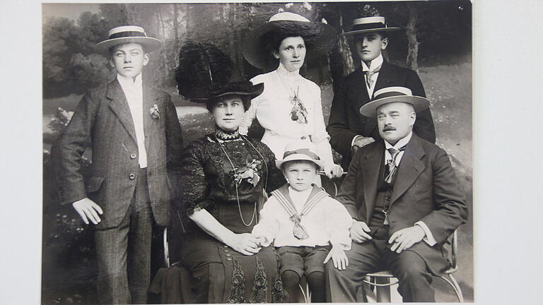 Die Familie Dölger um 1913 - Die Familie Dölger um 1913 Die Familie Dölger um 1913 - Die Familie Dölger um 1913