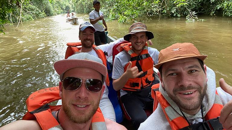 Marius Hess mit Freunden beim Kanufahren auf dem Amazonas im Naturreservat Cuyabeno im Nordosten von Ecuador im Regenwald. Marius Hess mit Freunden beim Kanufahren auf dem Amazonas im Naturreservat Cuyabeno im Nordosten von Ecuador im Regenwald.