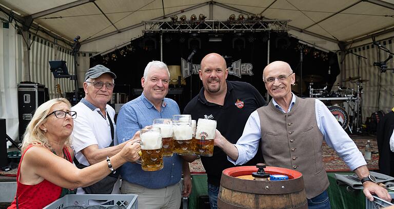 Das erste Fass ist angezapft. Von links: Stadträtin Irene Jungnickel, Bürgermeister Jacques Prigent (Trun), Eberns Bürgermeister Jürgen Hennemann, Festwirt Kai Hofmann und Landrat Wilhelm Schneider.