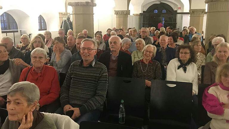 Blick in die voll besetzte Rathaushalle. Blick in die voll besetzte Rathaushalle.