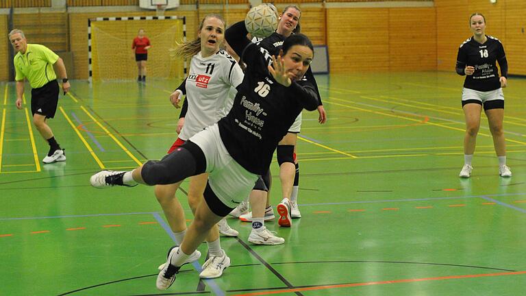 Neuzugang Elena Keßler (beim Wurf) hatte großen Anteil am Sieg des TSV Mellrichstadt gegen die HSG Heidingsfeld/Waldbüttelbrunn.