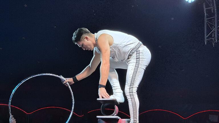 Beeindruckender Auftritt im Weihnachtscircus Schweinfurt       -  Hier war ein gutes Gleichgewicht gefragt: Der Artist zeigte eine waghalsige Performance.
