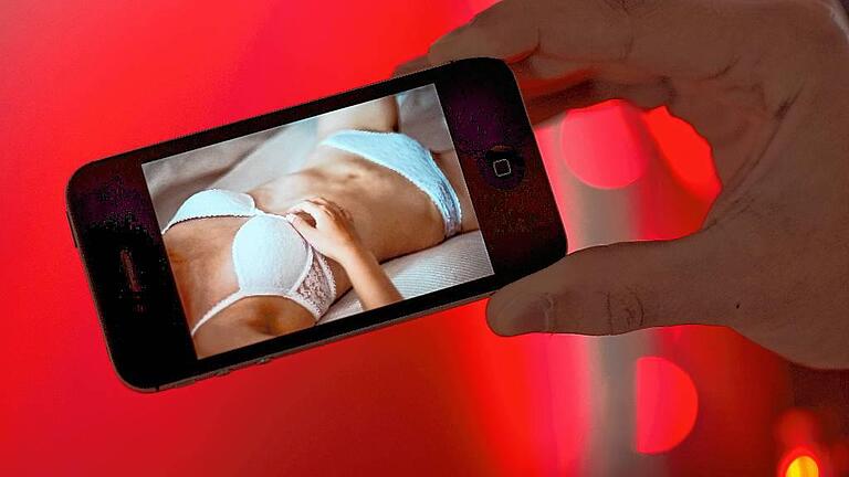 Sexting - Am Deutschhaus-Gymnasium werden Mädchen und Jungen über die Gefahren von „Sexting“ aufgeklärt. Dabei versenden Jugendliche erotische Fotos oder Nacktbilder von sich an den Partneroder ihrer Freundin per Smartphone an Freunde oder laden sie in sozialen Netzwerken hoch. Sexting - Am Deutschhaus-Gymnasium werden Mädchen und Jungen über die Gefahren von „Sexting“ aufgeklärt. Dabei versenden Jugendliche erotische Fotos oder Nacktbilder von sich an den Partneroder ihrer Freundin per Smartphone an Freunde oder laden sie in sozialen Netzwerken hoch.