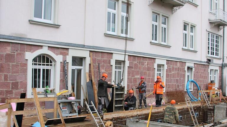 An das Hotel 'Villa Elsa' in der Prinzregentenstraße bauen Arbeiter der Firma Burger-Bau aktuell ein kleines Schwimmbad an, bereits im Sommer soll das Hotel mit rund 35 Zimmern eröffnen. Fotos: Ralf Ruppert - An das Hotel 'Villa Elsa' in der Prinzregentenstraße bauen Arbeiter der Firma Burger-Bau aktuell ein kleines Schwimmbad an, bereits im Sommer soll das Hotel mit rund 35 Zimmern eröffnen. Fotos: Ralf Ruppert An das Hotel 'Villa Elsa' in der Prinzregentenstraße bauen Arbeiter der Firma Burger-Bau aktuell ein kleines Schwimmbad an, bereits im Sommer soll das Hotel mit rund 35 Zimmern eröffnen. Fotos: Ralf Ruppert - An das Hotel 'Villa Elsa' in der Prinzregentenstraße bauen Arbeiter der Firma Burger-Bau aktuell ein kleines Schwimmbad an, bereits im Sommer soll das Hotel mit rund 35 Zimmern eröffnen. Fotos: Ralf Ruppert