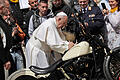Die Papst-Harley ist signiert zurück in Unterfranken       -  Papst Franziskus unterschrieb die Harley bei seiner wöchentlichen Audienz auf dem Petersplatz.