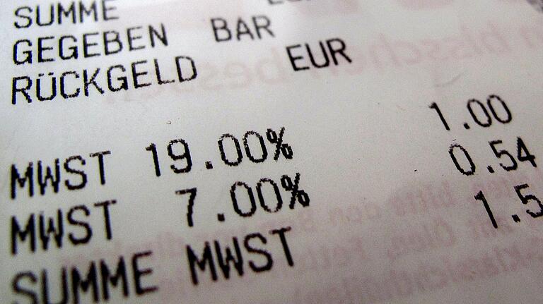 Ab 1. Juli soll die Mehrwertsteuer gesenkt werden, dann stimmen die Werte auf diesem Kassenzettel nicht mehr. Ab 1. Juli soll die Mehrwertsteuer gesenkt werden, dann stimmen die Werte auf diesem Kassenzettel nicht mehr.