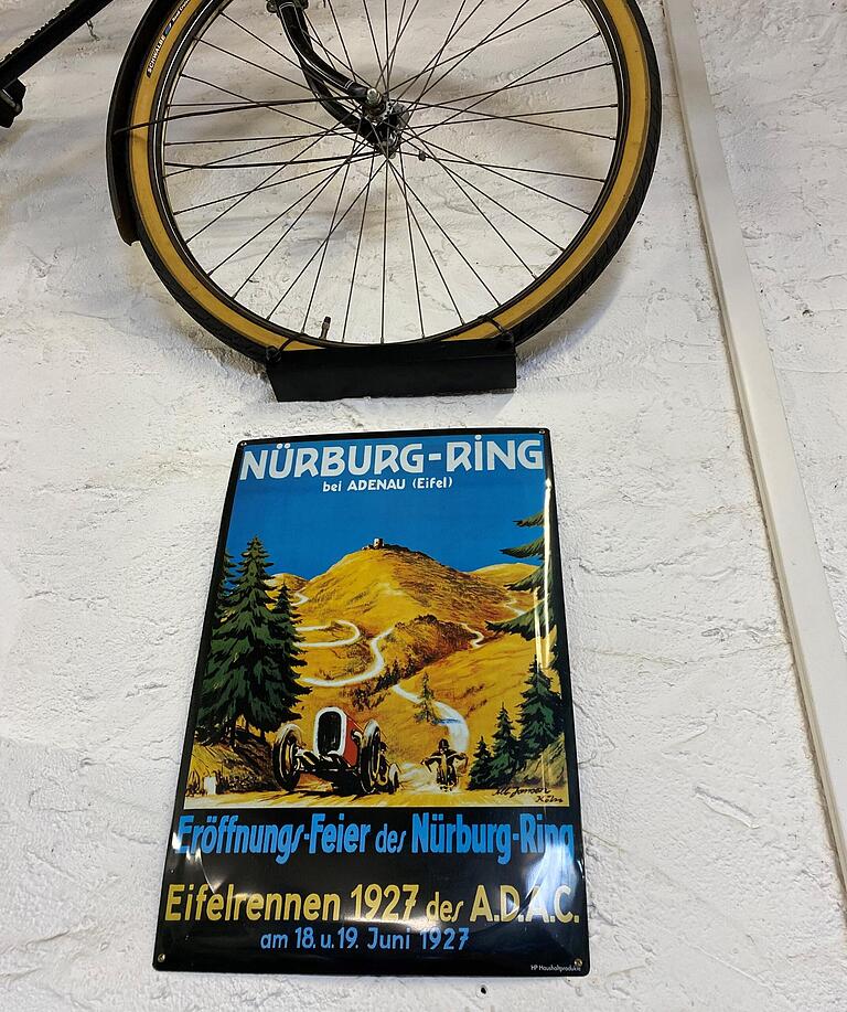 Wo in anderen Hobby-Werkstätten gerne Pinup-Poster hängen, sind beim Oldtimer-Liebhaber historische Email-Schilder an der Wand angebracht, wie dieses, das auf die Eröffnung des berühmten Nürburg-Rings im Jahr 1927 hinweist.