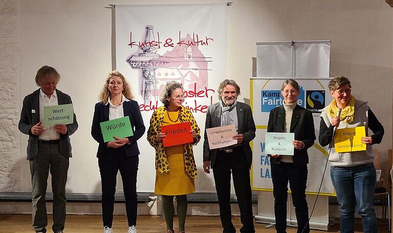 Mitglieder der Steuerungsgruppe präsentieren die Inhalte des Fairtrade (von links): Norbert Dietzel, Doris Bruckmüller, Christiane Schmalen, Karl Breitenbücher, Ursula Schneider und Regina Derleth. Mitglieder der Steuerungsgruppe präsentieren die Inhalte des Fairtrade (von links): Norbert Dietzel, Doris Bruckmüller, Christiane Schmalen, Karl Breitenbücher, Ursula Schneider und Regina Derleth.