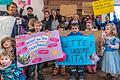 Rund 70 Eltern und deren Kinder  protestierten am Donnerstag vor der Stadtratssitzung im Würzburger Rathaus gegen eine eventuelle Schließung der Kita Stift Haug in der Heinestraße.