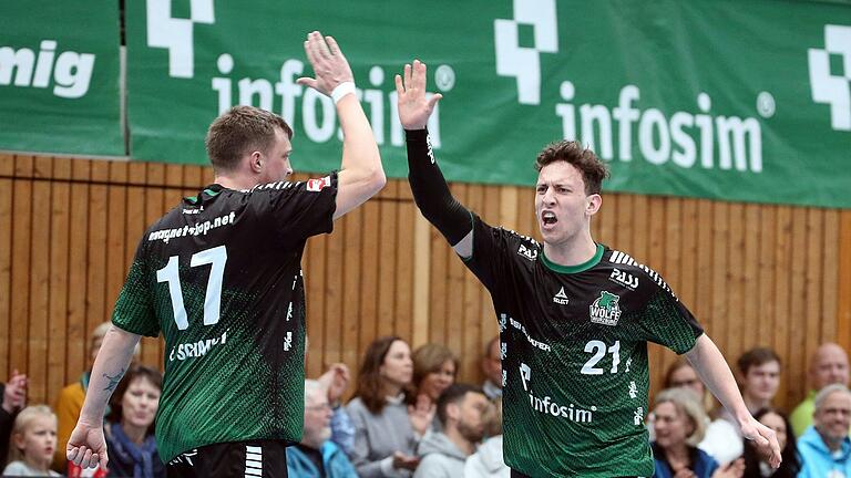 Handball-Drittligist Wölfe Würzburg ist weiter auf Erfolgskurs. Beim TuS Fürstenfeldbruck verletzte sich Kapitän Patrick Schmidt (links) aber. Tim Bauder (rechts) war mit zehn Treffern erfolgreichster Torschütze. Handball-Drittligist Wölfe Würzburg ist weiter auf Erfolgskurs. Beim TuS Fürstenfeldbruck verletzte sich Kapitän Patrick Schmidt (links) aber. Tim Bauder (rechts) war mit zehn Treffern erfolgreichster Torschütze. 