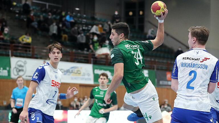 Yonatan Dayan (am Ball), Spielmacher des Handball-Zweitligisten DJK Rimpar Wölfe - hier im Heimspiel gegen den VfL Gummersbach am 19. Dezember 2021 in Würzburg (links Julian Köster, rechts Odinn Thor Rikhardsson) - wird im Rückspiel gegen seinen Ex-Klub verletzt fehlen.