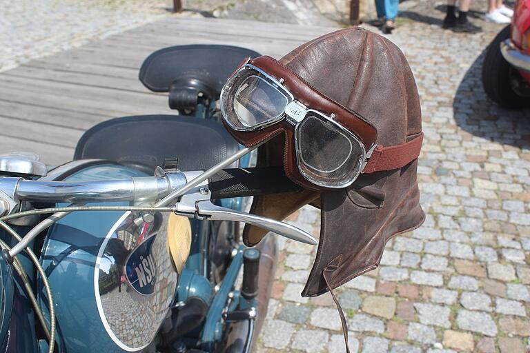Originell und original Detail: Mütze und Brille von Konrad Hauck NSU Super Lux. Originell und original Detail: Mütze und Brille von Konrad Hauck NSU Super Lux.