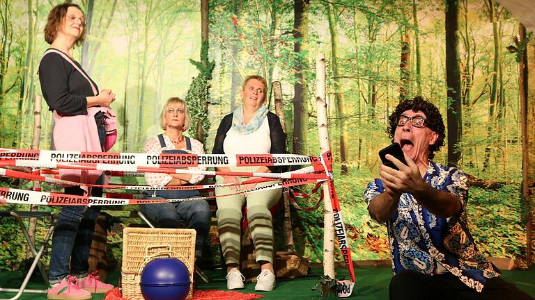 Als angeblicher Bürgermeister hat Gerhard Kolbert eine bizarre Paraderolle. Im Lohrer Wald trifft er fünf Frauen, die sich für ihr Picknick ausgerechnet einen abgesperrten Polizeitatort ausgesucht haben.