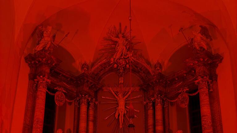 Der Altarraum der Kirche St. Sebastian ist am 'Red Wednesday' (Roter Mittwoch) als Zeichen der Solidarität mit den verfolgten Christen in rotes Licht getaucht.