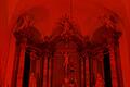 Der Altarraum der Kirche St. Sebastian ist am 'Red Wednesday' (Roter Mittwoch) als Zeichen der Solidarität mit den verfolgten Christen in rotes Licht getaucht.