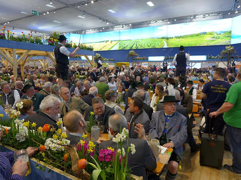 Immerzu tönt aus der Bayernhalle Stimmengewirr und Blasmusik. Hier ist es voller Menschen und es zeigt sich: Bei Wein und Bier ist es gesellig. Immerzu tönt aus der Bayernhalle Stimmengewirr und Blasmusik. Hier ist es voller Menschen und es zeigt sich: Bei Wein und Bier ist es gesellig.