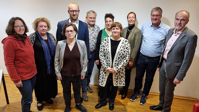 Die Gäste der Gesprächsrunde zum Thema Fachkräftemangel in der Pflege (von links): Lore Koerber-Becker, Eva-Maria Linsenbreder, Freya Altenhöner, Alexander Kolbow, Michael Bauch Eva Pscheidl, Elisabeth Richter, Eva von Vietinghof-Scheel, Karsten Eck und Walter Herberth. Die Gäste der Gesprächsrunde zum Thema Fachkräftemangel in der Pflege (von links): Lore Koerber-Becker, Eva-Maria Linsenbreder, Freya Altenhöner, Alexander Kolbow, Michael Bauch Eva Pscheidl, Elisabeth Richter, Eva von Vietinghof-Scheel, Karsten Eck und Walter Herberth.