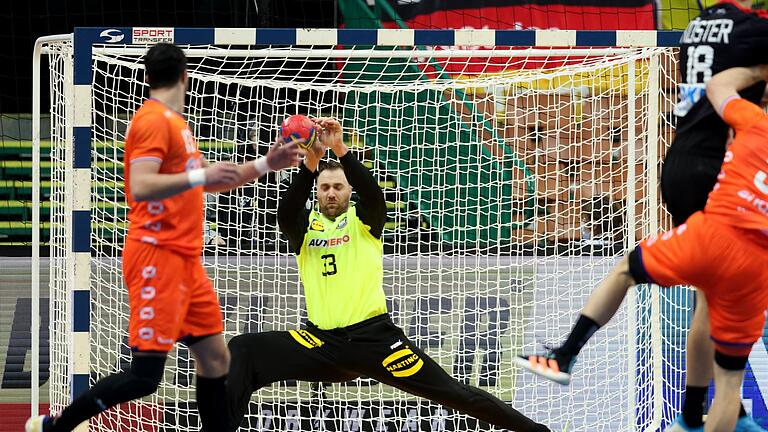 Starker Rückhalt       -  Deutschlands Torhüter Andreas Wolff bei einer seiner zahlreichen starken Paraden.
