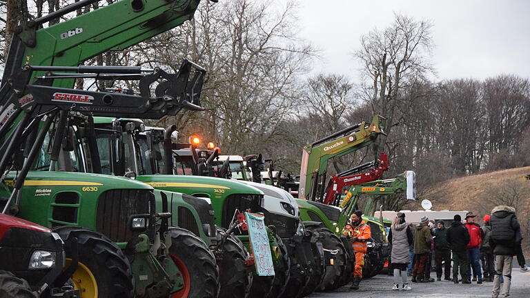 Die Kapazität des Parkplatzes am Kreuzberg war fast erschöpft, nachdem alle Fahrzeuge protestierender Bauern eingetroffen waren.