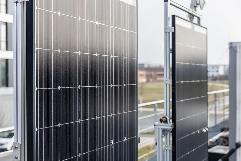 PVT-Module für Strom und Wärme auf dem Dach des CAE-Forschungsinstituts am Würzburger Hubland. PVT-Module für Strom und Wärme auf dem Dach des CAE-Forschungsinstituts am Würzburger Hubland. 