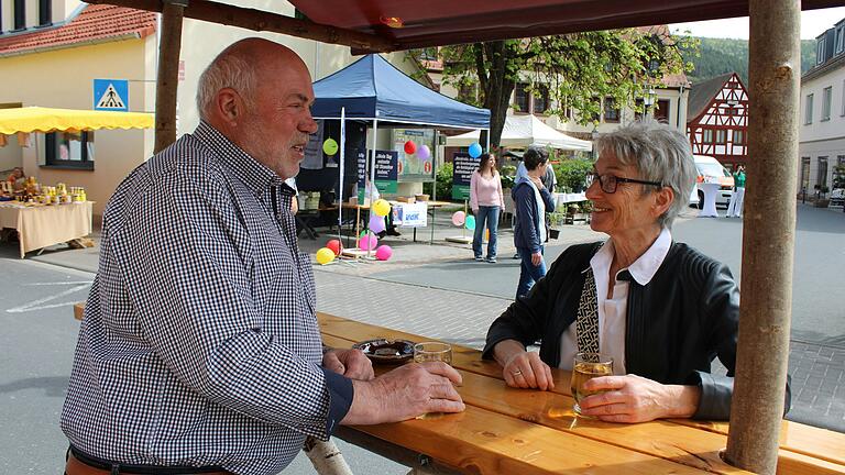 Am Stand des Männergesangsvereins konnte man sich ein gutes, fränkisches Tröpfchen Wein schmecken lassen.