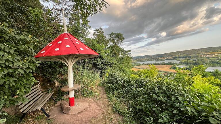 Einen besonderen Platz für ein Picknick finden Wanderer in den Weinbergen bei Ziegelanger. Einen besonderen Platz für ein Picknick finden Wanderer in den Weinbergen bei Ziegelanger.