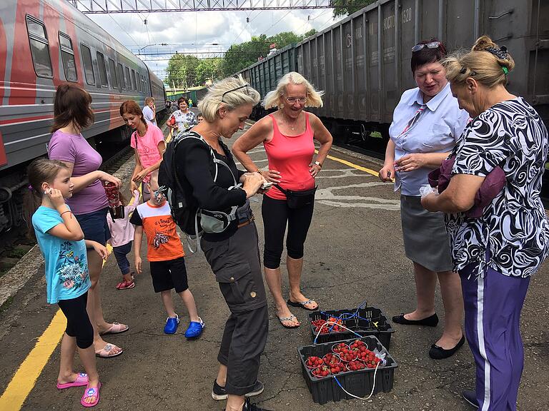 Frauen verkaufen frisches Obst aus der Taiga an den ostsibirischen Bahnhöfen. Frauen verkaufen frisches Obst aus der Taiga an den ostsibirischen Bahnhöfen.