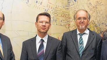 Bei der Ausstellungseröffnung: Robert D. McCaleb, Sohn eines Navigators der US Air Force, Oberbürgermeister Sebastian Remelé, Ulrich Wagner, Leiter des Stadtarchivs Würzburg, und Uwe Müller, Leiter des Stadtarchivs Schweinfurt (von links) vor dem Schweinfurter Schadensplan von 1945.