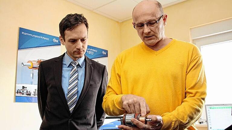 T&S-Geschäftsführer Robert Schmidt (rechts) zeigt Landrat Florian Töpper, worauf es bei mechanischer Messung am Werkstück ankommt.