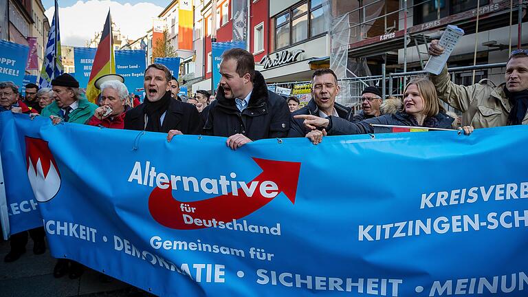 Die AfD demonstriert auf diesem Foto (aufgenommen 2016 in Schweinfurt) Zusammenhalt. Damals hatte der Kreisverband Kitzingen-Schweinfurt noch Bestand und an diesem Tag unter anderem prominente Unterstützung durch den auch parteiintern umstrittenen Rechtspopulisten Björn Höcke (Vorne, Vierter von links). Zwei Jahre später ist der Doppel-Kreisverband Geschichte. Die AfD demonstriert auf diesem Foto (aufgenommen 2016 in Schweinfurt) Zusammenhalt. Damals hatte der Kreisverband Kitzingen-Schweinfurt noch Bestand und an diesem Tag unter anderem prominente Unterstützung durch den auch parteiintern umstrittenen Rechtspopulisten Björn Höcke (Vorne, Vierter von links). Zwei Jahre später ist der Doppel-Kreisverband Geschichte.
