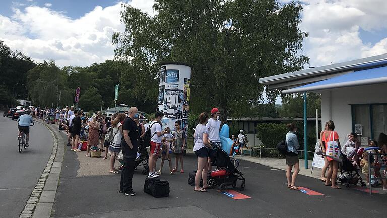 Wenn das Dallenbergbad am Wochenende mittags öffnet, kann die Schlange am Eingang lang werden. Wenn das Dallenbergbad am Wochenende mittags öffnet, kann die Schlange am Eingang lang werden. 