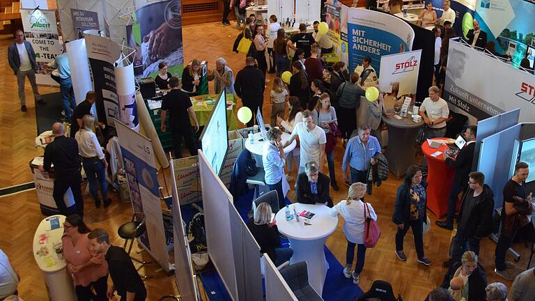 So ein Andrang herrschte 2019 vor der Corona-Pandemie bei der Jobmesse im Max-Littmann-Saal. Foto: Lydia Molea       -  So ein Andrang herrschte 2019 vor der Corona-Pandemie bei der Jobmesse im Max-Littmann-Saal. Foto: Lydia Molea