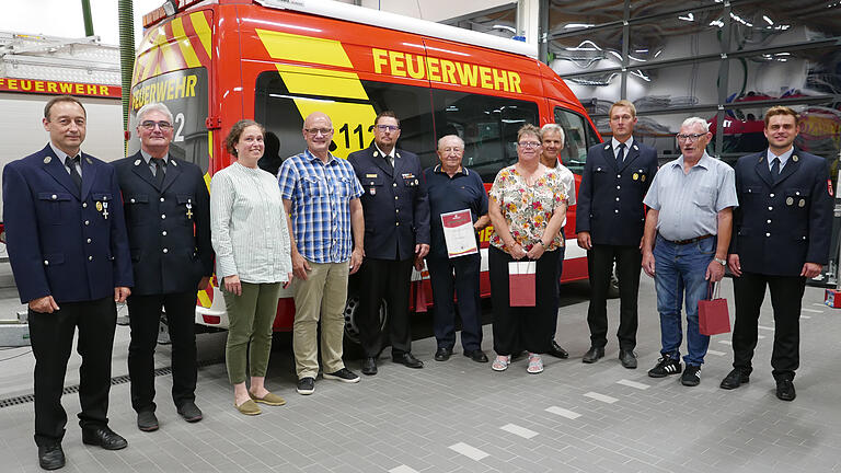 Die geehrten der freiwilligen Feuerwehr Unterspiesheim (von links): Rudolf Estenfelder, Roland Dereser, zweite Bürgermeisterin Katharine Graf, Gemeinderat Eric Dittmann, Kreisbrandinspektor Alexander Bönig, Otto Greß, Sabine Riedmann, Winfried Lechner, stellvertretender Kommandant Christian Pretscher, Günther Riedmann und Vorsitzender Julian Kiesel. Die geehrten der freiwilligen Feuerwehr Unterspiesheim (von links): Rudolf Estenfelder, Roland Dereser, zweite Bürgermeisterin Katharine Graf, Gemeinderat Eric Dittmann, Kreisbrandinspektor Alexander Bönig, Otto Greß, Sabine Riedmann, Winfried Lechner, stellvertretender Kommandant Christian Pretscher, Günther Riedmann und Vorsitzender Julian Kiesel.