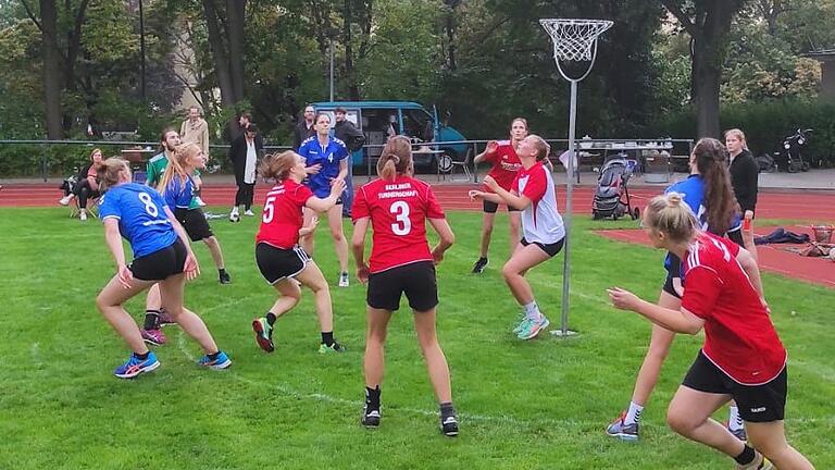 Gespannt, was da noch kommt: Die 'Exil-Unterfranken' beim Korbballturnier in Berlin. Gespannt, was da noch kommt: Die 'Exil-Unterfranken' beim Korbballturnier in Berlin.