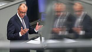 Der Bundestag hat am Dienstag über die Reform der Schuldenbremse abgestimmt. Zwei Drittel der Abgeordneten stimmten für die vom künftigen Kanzler Friedrich Merz (CDU) angestoßene Grundgesetzänderung.&nbsp;