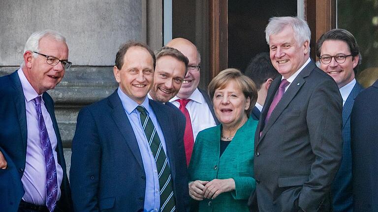 Jamaika-Sondierungen starten       -  Bundeskanzlerin Angela Merkel auf dem Balkon der Parlamentarischen Gesellschaft in Berlin, wo die Sondierungsgespräche für eine Jamaika-Koalition stattfinden. Von links nach rechts: Thomas Kreuzer, Fraktionsvorsitzender der CSU im Landtag, Alexander Graf Lambsdorff (FDP), FDP-Chef Christian Lindner, Peter Altmaier (CDU), Chef des Bundeskanzleramts, CSU-Chef Horst Seehofer, CSU-Generalsekretär Andreas Scheuer.