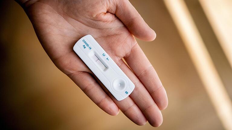Die Corona-Schnelltests sind zwar weniger zuverlässig als die PCR-Tests, liefern aber in 15 bis 20 Minuten ein Ergebnis. Nun gibt es auch im Landkreis Haßberge fünf Schnelltestzentren. Die Corona-Schnelltests sind zwar weniger zuverlässig als die PCR-Tests, liefern aber in 15 bis 20 Minuten ein Ergebnis. Nun gibt es auch im Landkreis Haßberge fünf Schnelltestzentren.