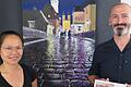 Galeristin Teresita Seib mit Álvaro Fernández Sáez vor der Alten Mainbrücke.