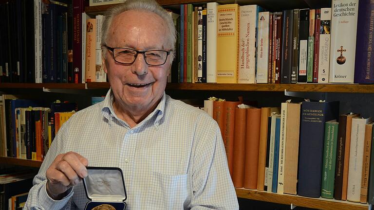 Heinz Gauly ist im Alter von 92 Jahren gestorben. Auf dem Archivbild hält er die Pius-Keller-Medaille des Augustinerordens in Händen.