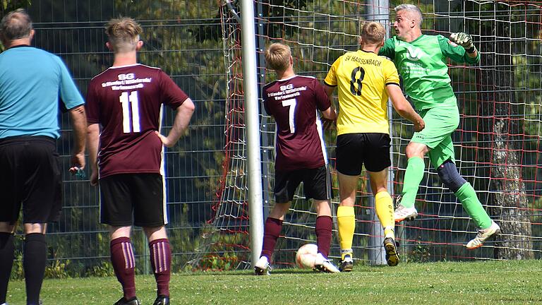 Fußball: Die Spiele der B-Klassen Rhön       -  Musste aufgrund von Personalmangel im Spiel gegen die SG Gräfendorf im Tor aushelfen: Hassenbachs Trainer Oliver Hofmann.